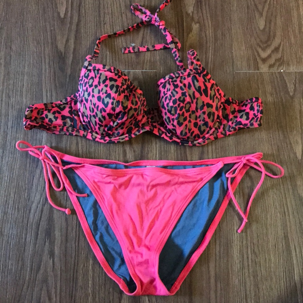 VICTORIA’S SECRET Leopard print push-up swim top